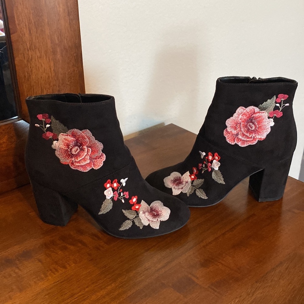 American Eagle Outfitters Woman’s Floral Embroidered Ankle Black Booties Size 6 - Picture 2 of 12